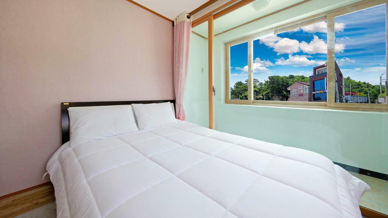 Samcheok Sol Beach Pension Bagian luar foto