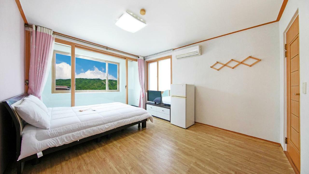 Samcheok Sol Beach Pension Bagian luar foto